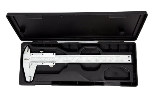 Stalowa suwmiarka analogowa MC0010 DEDRA z noniuszem i śrubą zaciskową blokującą suwak w praktycznym etui.